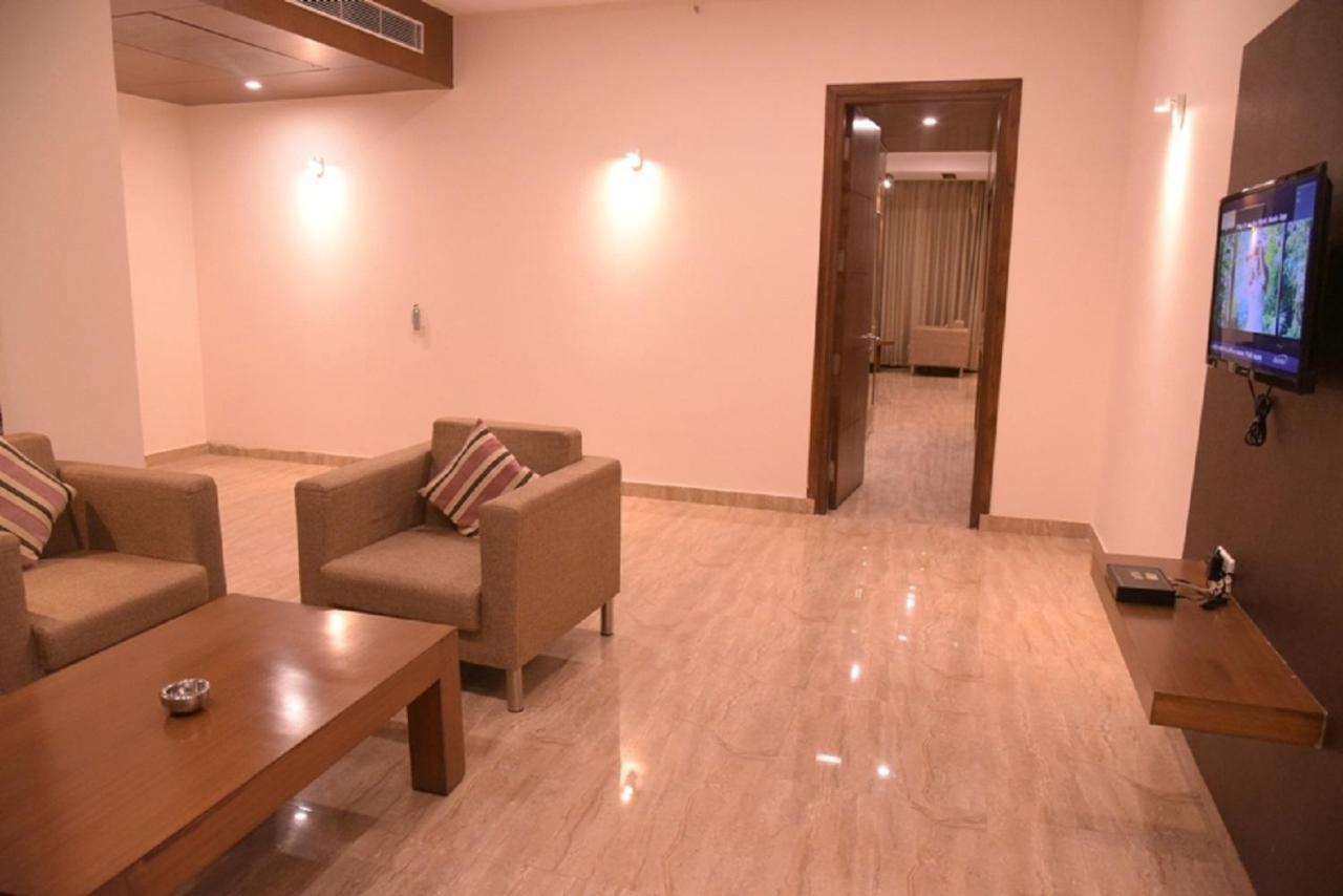 Hotel Krishna Palace, Ayodhya Exterior photo